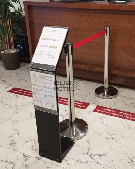 Poste Inox com Cinta Vermelha Extensível Gestor de Filas